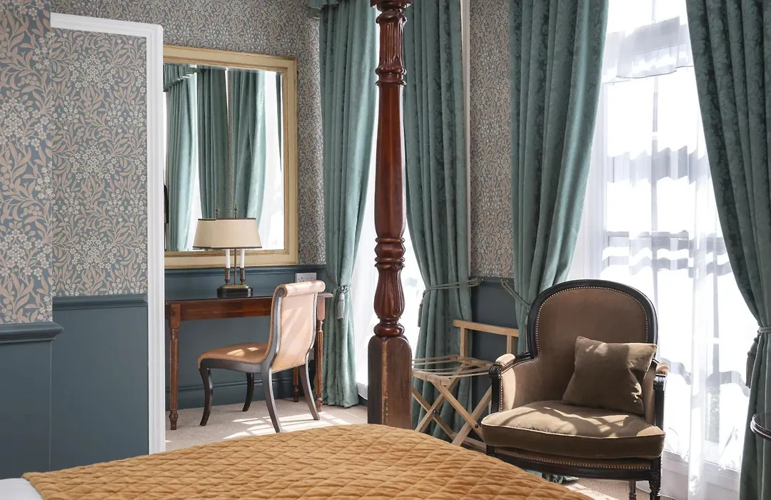 Royal Hotel-1
