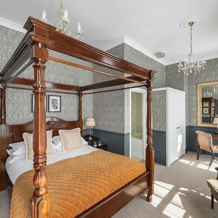 Royal Hotel-2